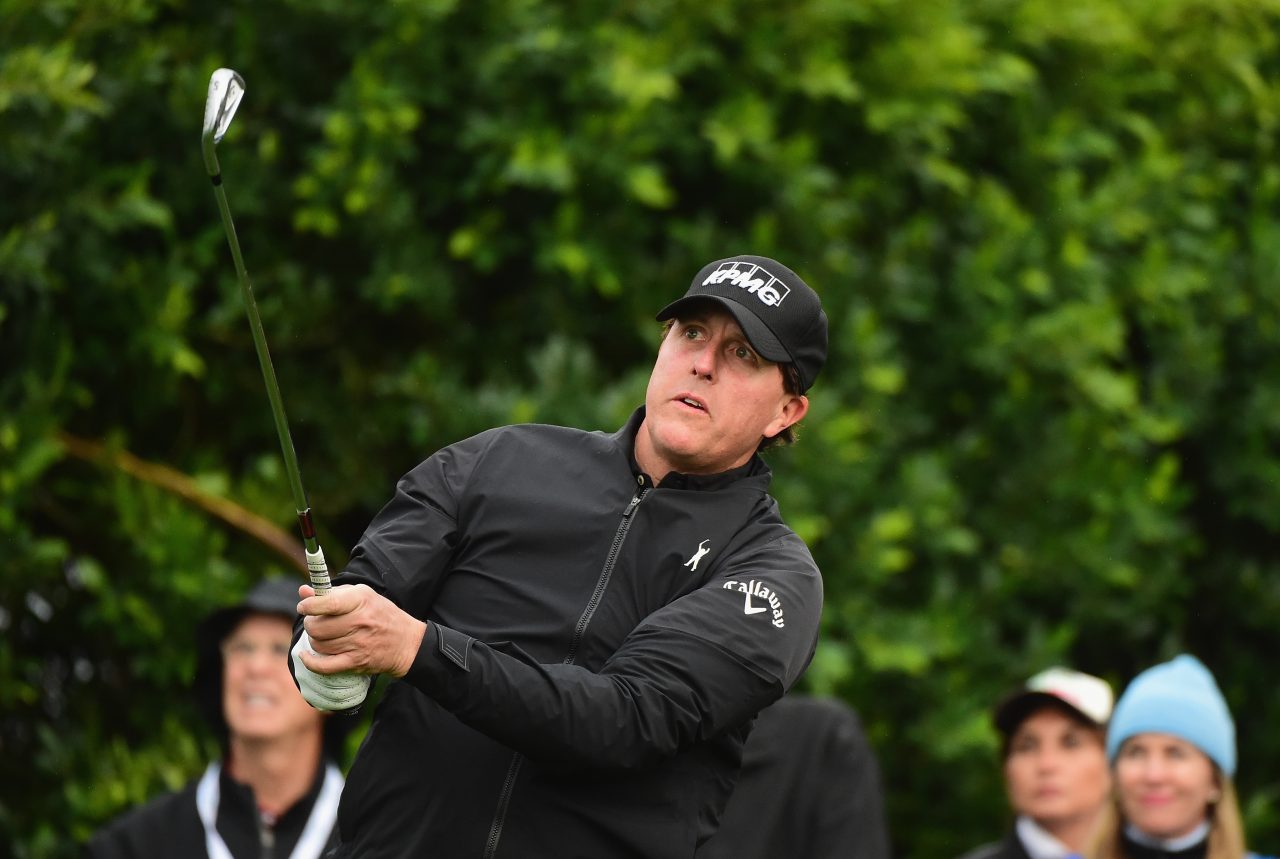 LA QUINTA, CA - JANUARY 19: Phil Mickelson plays his shot from the third tee during the first round of the CareerBuilder Challenge in Partnership with The Clinton Foundation at La Quinta Country Club on January 19, 2017 in La Quinta, California. (Photo by Harry How/Getty Images)