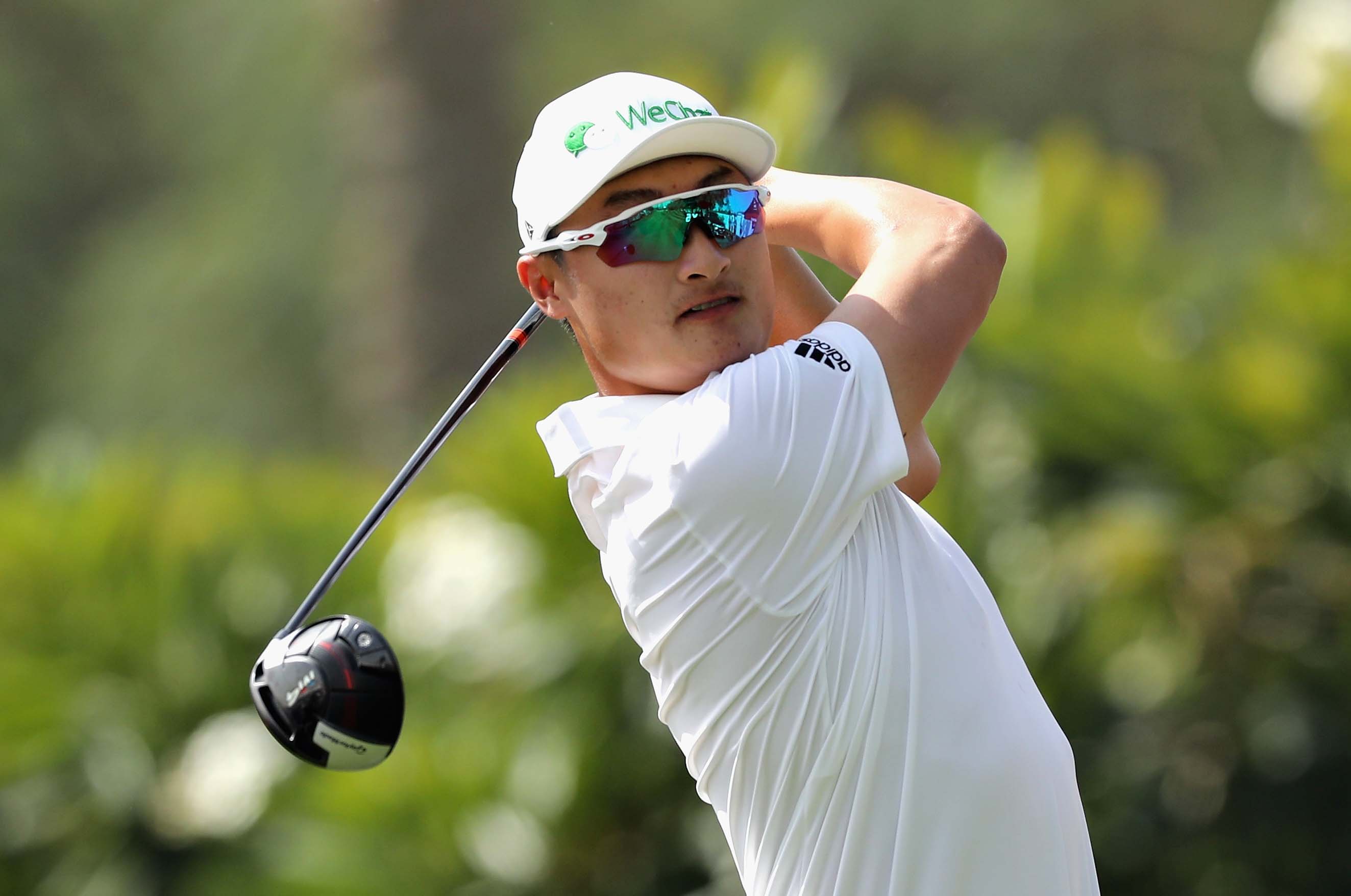 DUBAI, UNITED ARAB EMIRATES - JANUARY 27: Haotong Li of China takes his tee shot on hole one during Day Four of the Omega Dubai Desert Classic at Emirates Golf Club on January 27, 2019 in Dubai, United Arab Emirates. (Photo by David Cannon/Getty Images)