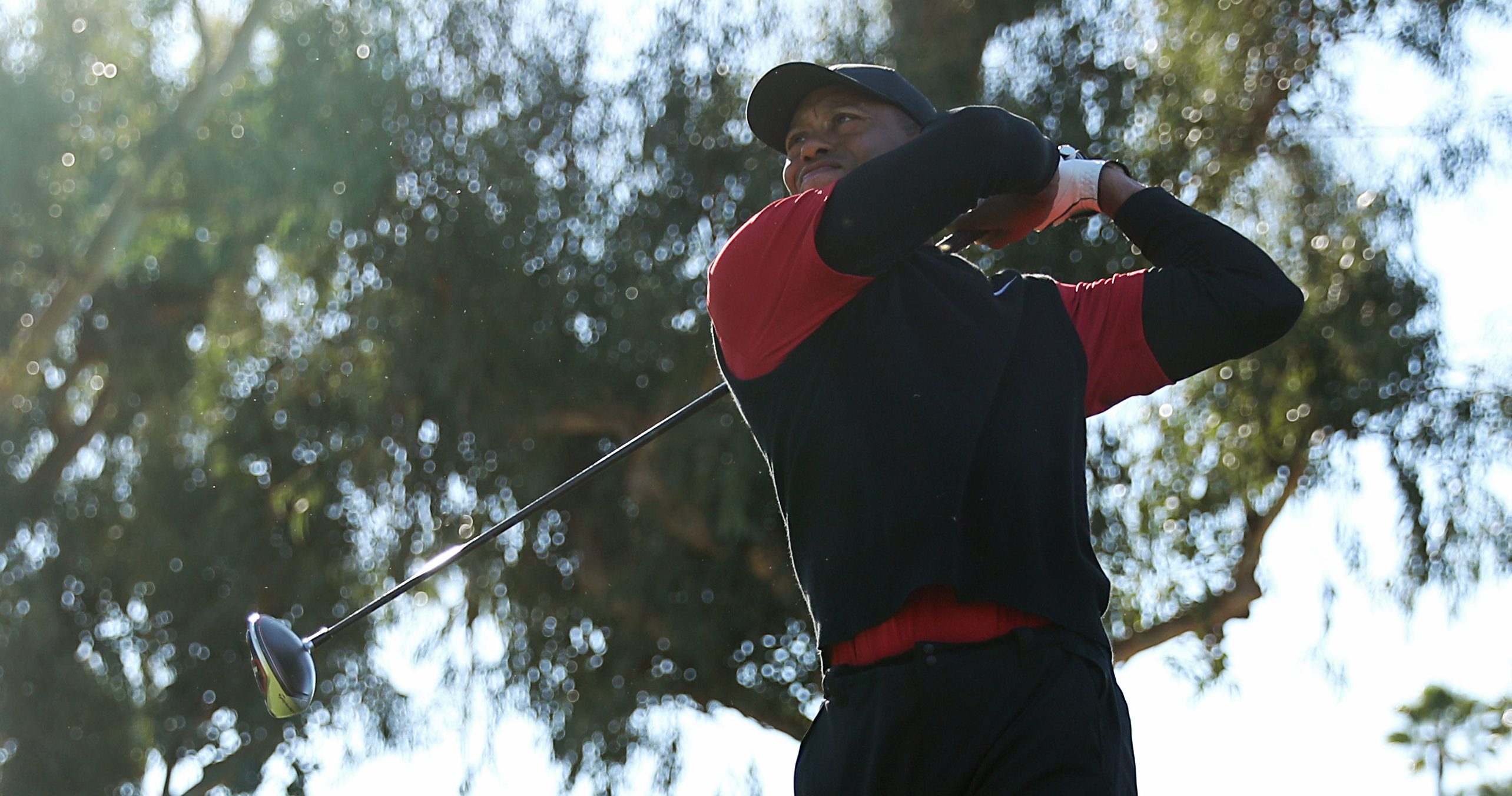 PACIFIC PALISADES, CALIFORNIA - FEBRUARY 17: Tiger Woods hits a tee shot on the 9th hole during the continuation of the third round of the Genesis Open at Riviera Country Club on February 17, 2019 in Pacific Palisades, California. (Photo by Yong Teck Lim/Getty Images)
