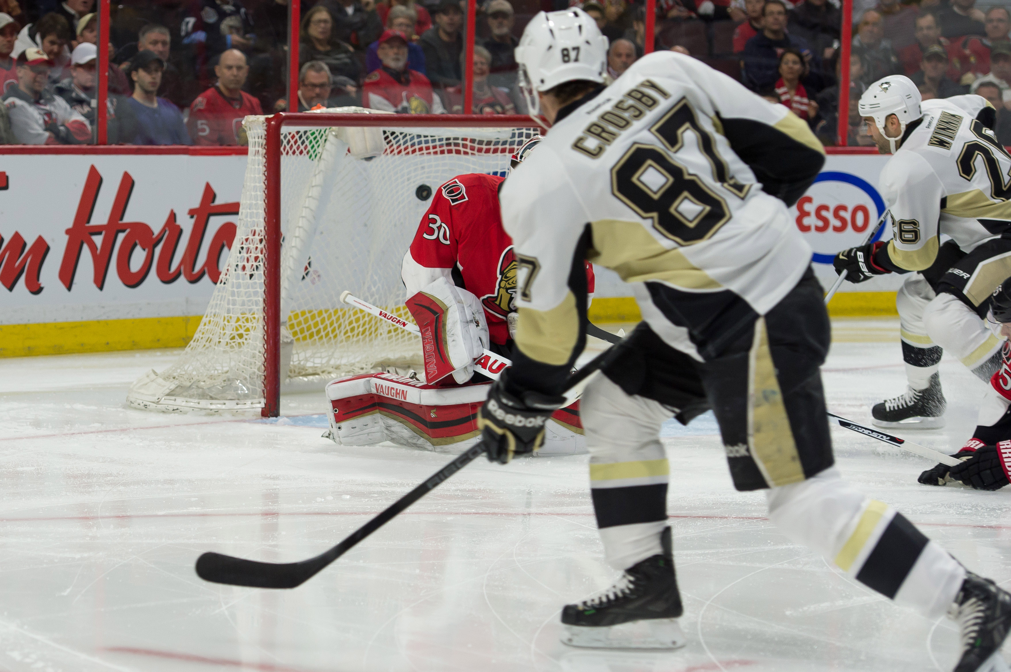 Sidney Crosby fires a shot past Andrew Hammond. (Marc DesRosiers, USA TODAY Sports)