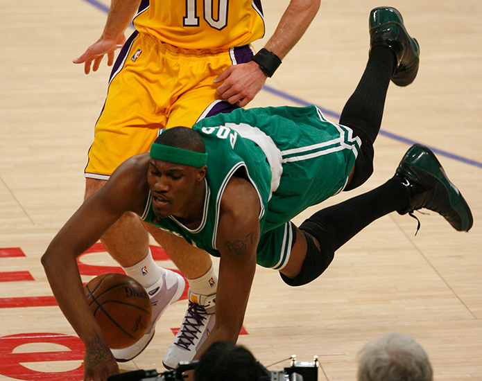 6/10/08 5:30:00 PM --- NBA FINALS GAME 3/ BOSTON CELTICS AT LOS ANGELES LAKERS; Los Angeles, CA, U.S.A: Celtics forward James Posey dives for a loose ball against Lakers Vladimir Radmanovic during first quarter action during Game 3 of the NBA Finals at Staples Center. Photo by Dan MacMedan, USA TODAY contract photographer   ORG XMIT: DM 34232 NBA Finals 6/10/2008  (Via MerlinFTP Drop)