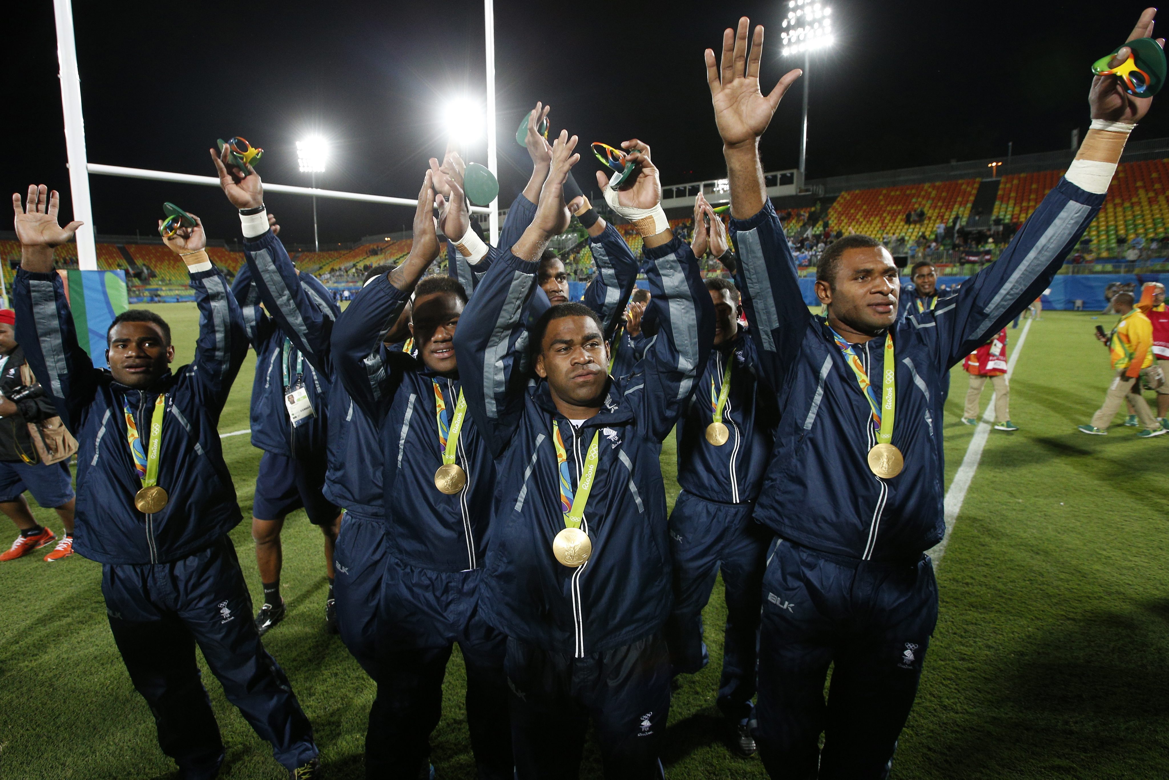 epa05475607 Team Fiji, the gold medal winners, cheer after the awarding ceremony of men's Rugby Sevens at the Deodoro Stadium in Rio de Janeiro, Brazil, 11 August 2016. EPA/YOAN VALAT