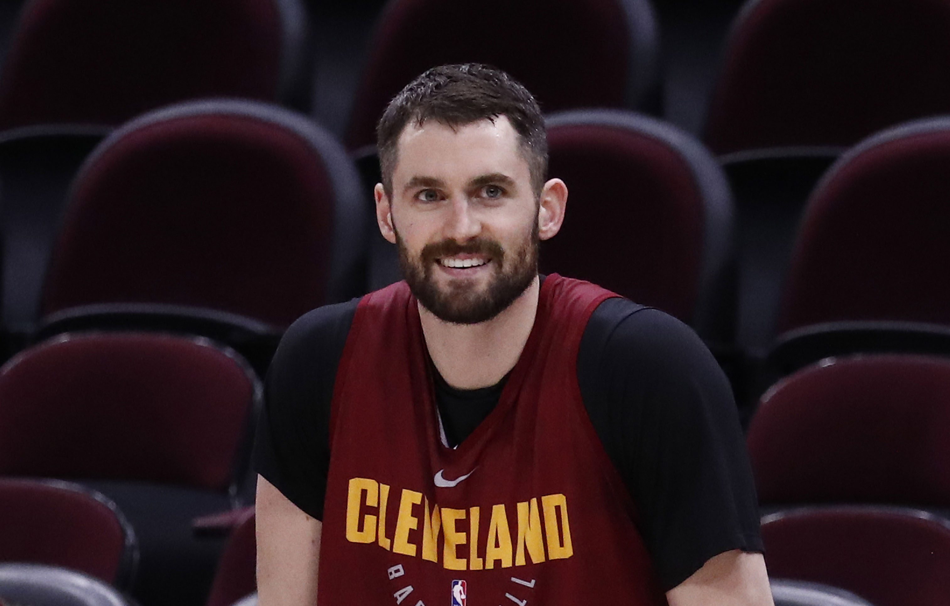 Cavaliers Kevin Love smiling at practice